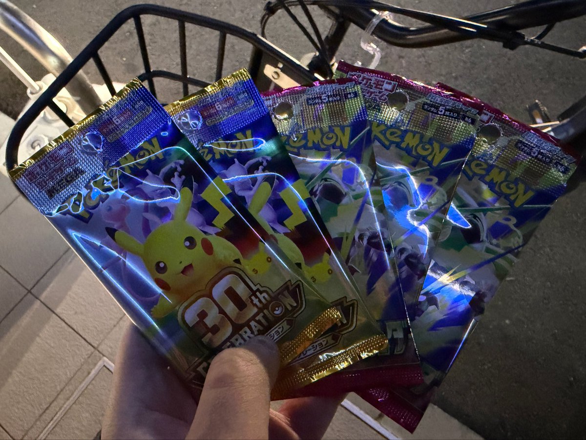 TSK_prospiA's tweet photo. 三鷹のコンビニ回ったほうがストームエメラルダも、30th celebration手に入る説笑
近く２店舗だけまわってこれ https://t.co/fqbVjp5ArS