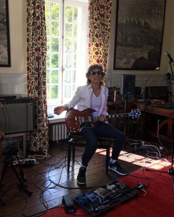 historyrock_'s tweet photo. Mick Jagger photographed by his son Lucas Jagger at home playing a Gibson SG.

At 83 years old, this legend is still in top form! https://t.co/rangN4g06q