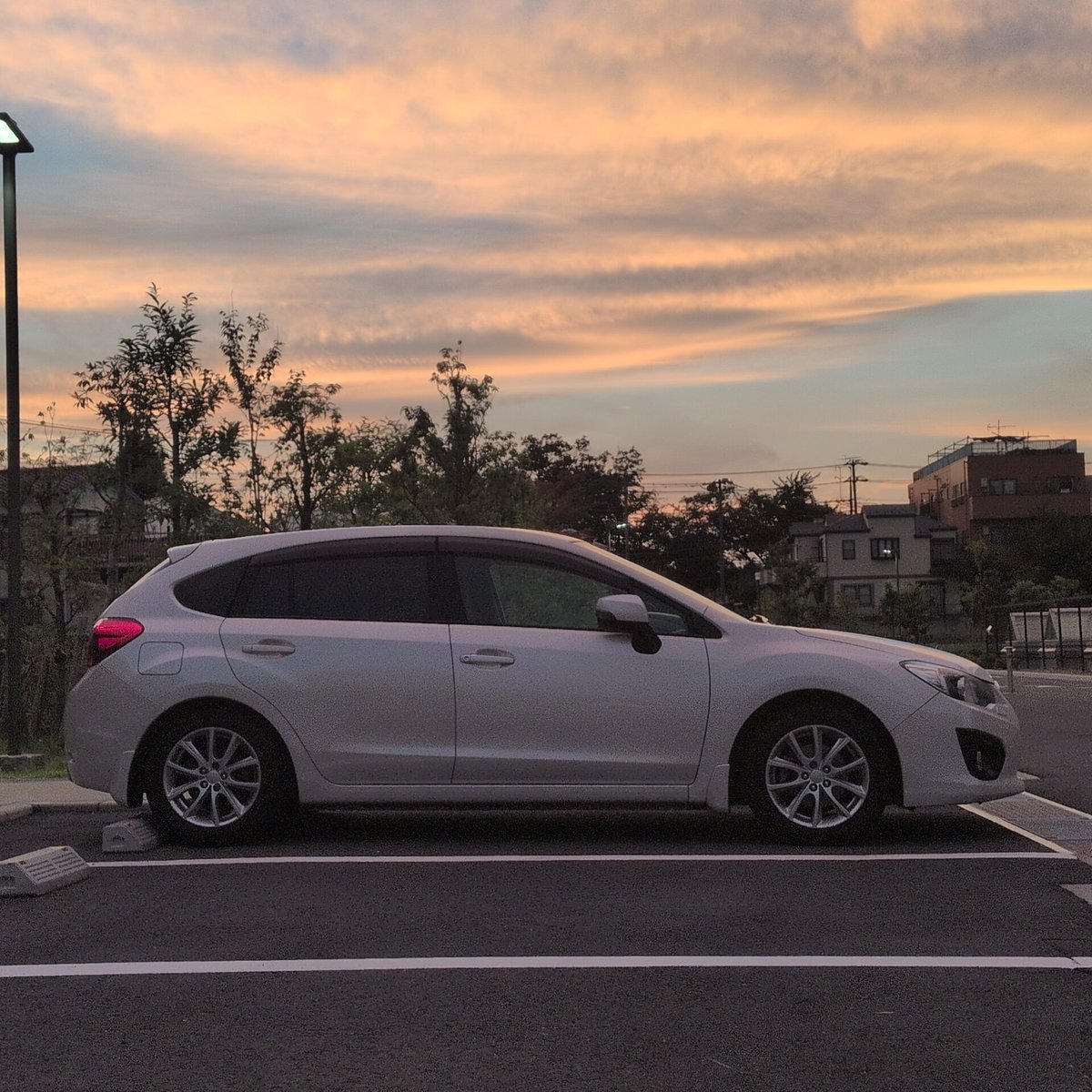 K8hRq's tweet photo. 今日は1日熱い中洗車💦
そして足元もブルーに！
あと、買った車内清掃用の掃除機、値段安くて軽くて吸引力強くてマジで良き！👍️ https://t.co/PbSov4ZksD