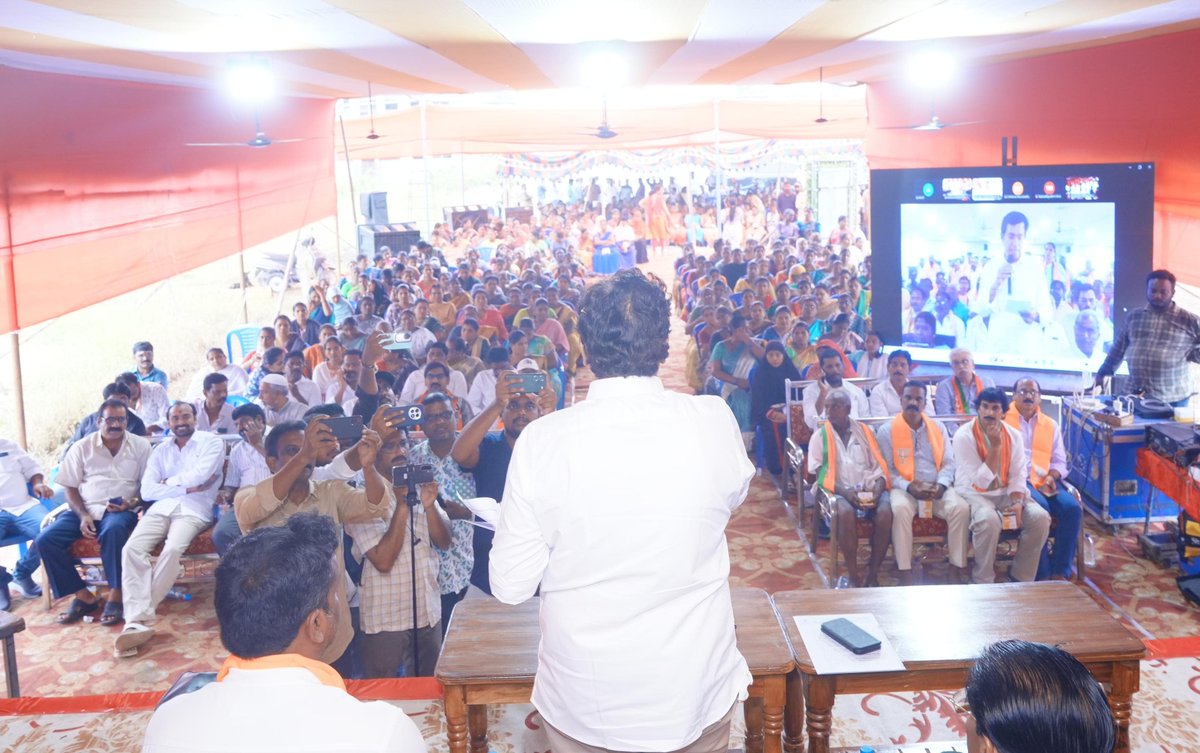 kanduladurgesh's tweet photo. నిడదవోలు పట్టణం 27వ వార్డులోని ప్రభుత్వ హైబ్రిడ్ యాన్యుటీ మోడల్ కార్యక్రమం కింద రూ.45 కోట్ల భారీ అంచనా వ్యయంతో చేపట్టనున్న అభివృద్ధి పనులకు శంకుస్థాపన చేయడం జరిగింది.

ఈ ప్రాజెక్టులో భాగంగా పట్టణంలోని రోడ్ల అభివృద్ధి, సెంట్రల్ డివైడర్లు, లైటింగ్, డ్రైనేజీ వ్యవస్థ, పార్కుల అభివృద్ధితో పాటు పలు కీలక మౌలిక వసతులను ఆధునీకరించనున్నారు. తద్వారా నిడదవోలు పట్టణ ప్రజలకు మెరుగైన రవాణా సౌకర్యాలు, పరిశుభ్రమైన వాతావరణం, సౌకర్యవంతమైన పట్టణ మౌలిక వసతులు అందుబాటులోకి రానున్నాయి.

గౌరవ ముఖ్యమంత్రి శ్రీ నారా చంద్రబాబు నాయుడు గారు వర్చువల్ విధానంలో ఈ కార్యక్రమాన్ని లాంఛనంగా ప్రారంభించగా, అనంతరం శాస్త్రోక్తంగా పూజలు నిర్వహించి అభివృద్ధి పనులకు శ్రీకారం చుట్టడం జరిగింది.

కూటమి ప్రభుత్వం అధికారంలోకి వచ్చిన తర్వాత నిడదవోలు పట్టణాన్ని అన్ని రంగాల్లో అభివృద్ధి చేసేందుకు ప్రత్యేక దృష్టి సారించాం. ప్రజలకు అవసరమైన మౌలిక వసతులను దశలవారీగా అభివృద్ధి చేస్తూ, నిడదవోలును మరింత సుందరంగా, సౌకర్యవంతంగా తీర్చిదిద్దేందుకు కృషి చేస్తున్నామని తెలియజేస్తున్నాను.

@ncbn @PawanKalyan