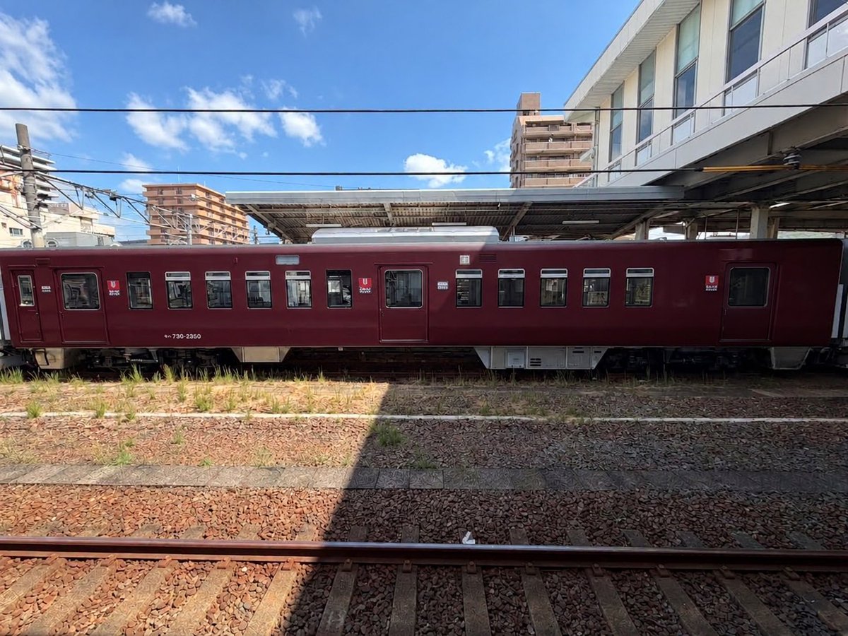 rail_salad's tweet photo. この739系のuシートが阪急のアことPRiVACEに見えるとのことでしたので、AIさんに加工してもらいました。
阪急かと言われると…違う感じがしますね https://t.co/ORPhVTYe2I