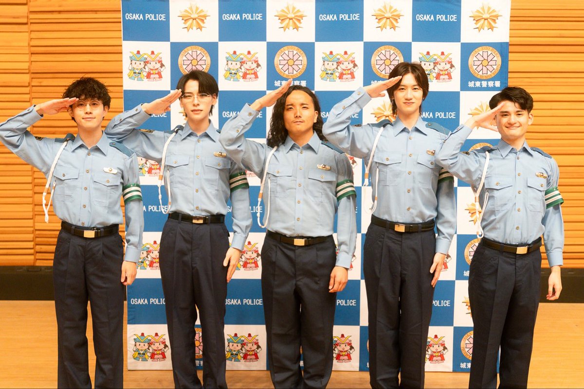 moto_chorus's tweet photo. 【一日警察署長を務めました👮‍♂️🚓】

本日、元コーラス部は
秋の全国交通安全運動にあわせて、城東警察署の「一日警察署長」を務めさせていただきました！

メンバー全員、警察官の制服を着用し、
交通安全の啓発活動とミニコンサートに参加🎤
(メンバーのソラは欠席、サトシはコンサートのみ参加)

たくさんの皆さまにお越しいただき、歌を通して交通安全について一緒に考える、とても貴重な機会となりました。

こうして地域や社会に関わる活動を任せていただけることを、大変光栄に思います。

お越しいただいた皆さま、
そして城東警察署をはじめ、開催にあたりご尽力いただいた関係者の皆さま、本当にありがとうございました！

そして何より、
交通ルールを守って、安全第一で！🚥

#元コーラス部
#一日警察署長
#城東警察署
#秋の全国交通安全運動
#交通安全