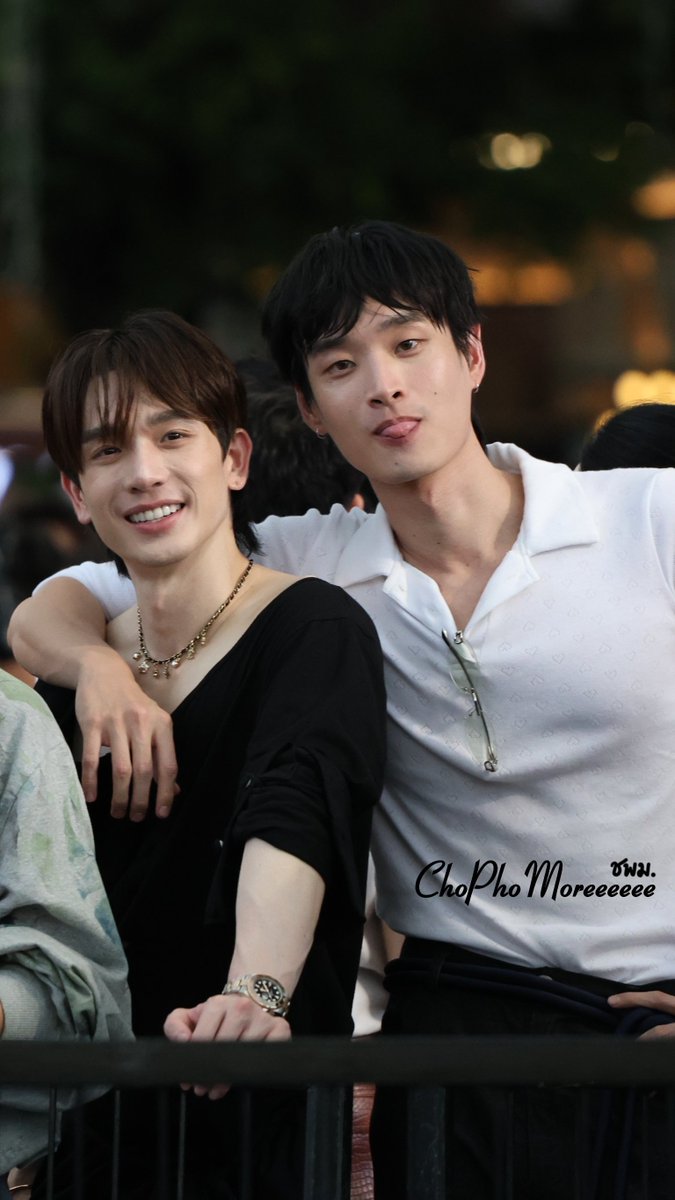 ChoPhoMoreeeeee's tweet photo. ลายน้ำสูงมากเลยคับ หมวยข้างๆไม่มีโอกาสโสดเลยดิ
เฮียหึงนะตงตง 🫠🫣

NOUR AT ELLE FASHION 2026
#ELLEFASHIONXNOUR
#EFW26ATICONSIAM 

#ELLEFashionWeek2026
#NourTheSeries 
#bosstong #tongtong #bossirr https://t.co/Rx4PnFvSnI