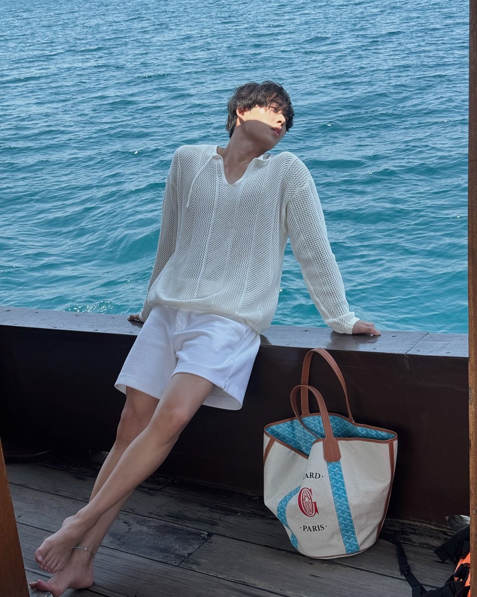 XieLianIsMyGod1's tweet photo. Est wears similar fits on his private trips with William. Do whatever you want with this information https://t.co/m0niUC3QJe