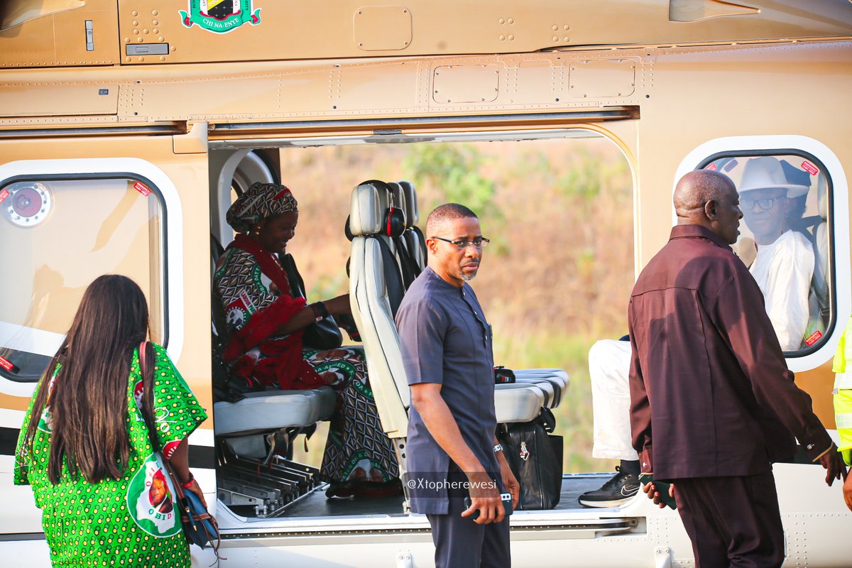 Xtopherewesi's tweet photo. During the 2023 presidential elections, you were flying in the same chopper as Peter Obi. 

Now, you can't even bring yourself to call his name. 

Ndi Kato could even mention Wike by name, but refer to PO as "the other person..." ?? https://t.co/EoV2z37LXW