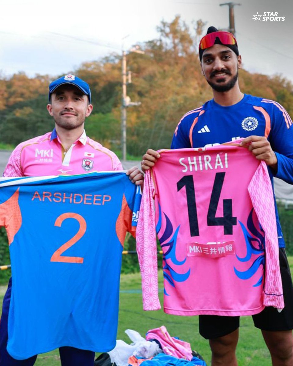 StarSportsIndia's tweet photo. 𝐉𝐄𝐑𝐒𝐄𝐘𝐒 𝐒𝐖𝐀𝐏𝐏𝐄𝐃. 𝐑𝐄𝐒𝐏𝐄𝐂𝐓 𝐒𝐇𝐀𝐑𝐄𝐃. 🤝

A beautiful moment between India and Japan after a historic clash. 🇮🇳🇯🇵

#JPNvIND #SuzukiCup https://t.co/ccuTJozNxL