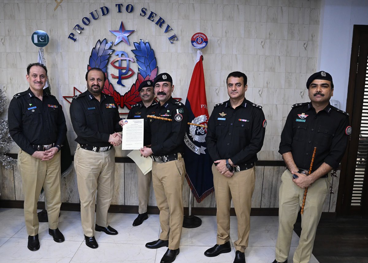 SindhPoliceDMC's tweet photo. ویسٹ پولیس کو سرجانی ٹاؤن میں خاتون سمیت چار افراد کے قتل کے سنگین مقدمے کو کامیابی سے حل کرنے، جبکہ ایس آئی یو پولیس کو منشیات کے خلاف مؤثر کارروائی اور بھاری مقدار میں منشیات برآمد کرنے پر تعریفی اسناد سے نوازا گیا۔
.
.
.
.
#SindhPolice #KarachiPolice #IGPSindh #JavedAlamOdho https://t.co/tFUh4Aa72Y