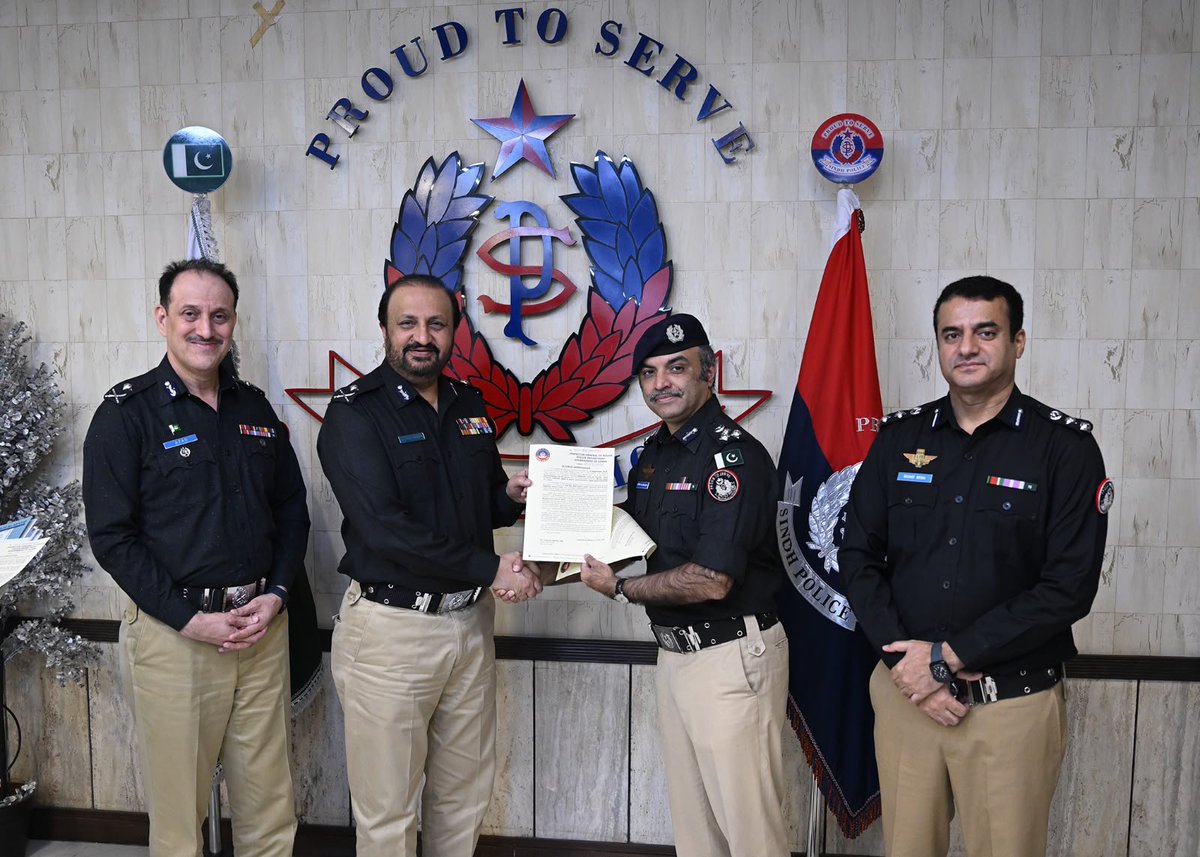 SindhPoliceDMC's tweet photo. ویسٹ پولیس کو سرجانی ٹاؤن میں خاتون سمیت چار افراد کے قتل کے سنگین مقدمے کو کامیابی سے حل کرنے، جبکہ ایس آئی یو پولیس کو منشیات کے خلاف مؤثر کارروائی اور بھاری مقدار میں منشیات برآمد کرنے پر تعریفی اسناد سے نوازا گیا۔
.
.
.
.
#SindhPolice #KarachiPolice #IGPSindh #JavedAlamOdho https://t.co/tFUh4Aa72Y