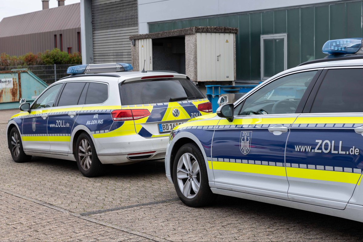 janohmen1's tweet photo. Mehr als 20 Festnahmen am heutigen Morgen in NRW. Um 6 Uhr stürmten Spezialeinheiten des ZOLLs (ZUZ) mehrere Objekte in NRW, darunter eine illegale Zigarettenfabrik in Haan. Aktuell sind Einsatzkräfte damit beschäftigt Beweise zu sichern und die Halle leer zu räumen. https://t.co/j8G3RPEvOA