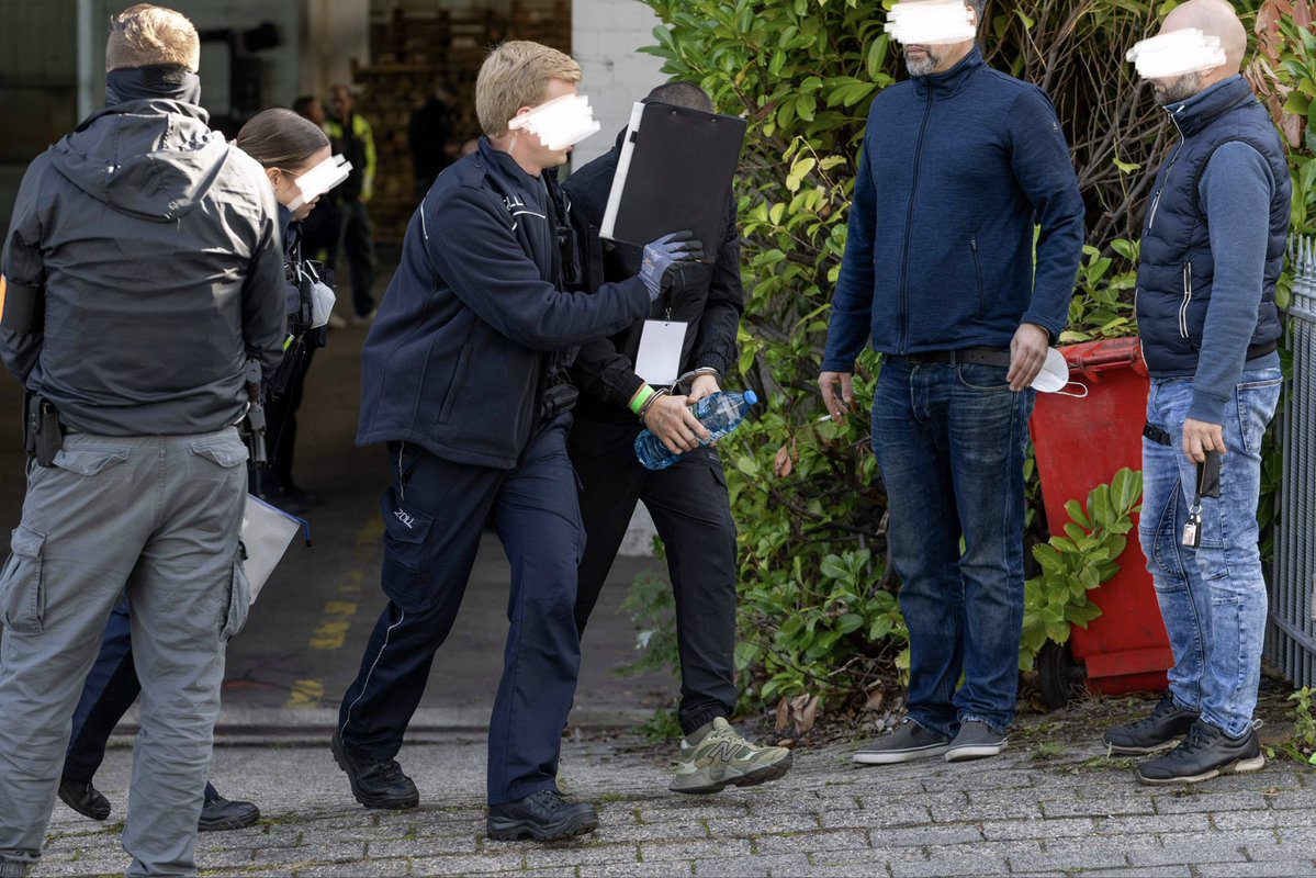 janohmen1's tweet photo. Mehr als 20 Festnahmen am heutigen Morgen in NRW. Um 6 Uhr stürmten Spezialeinheiten des ZOLLs (ZUZ) mehrere Objekte in NRW, darunter eine illegale Zigarettenfabrik in Haan. Aktuell sind Einsatzkräfte damit beschäftigt Beweise zu sichern und die Halle leer zu räumen. https://t.co/j8G3RPEvOA