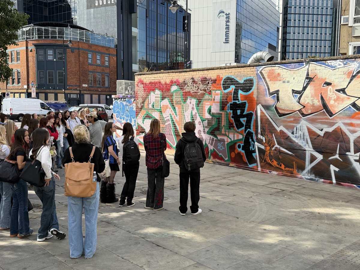 QueenElizHigh's tweet photo. Our Year 11 and Year 13 Art students enjoyed an inspiring day in London, experiencing art first-hand and gathering ideas and inspiration for their coursework. https://t.co/UayCRDZaYA