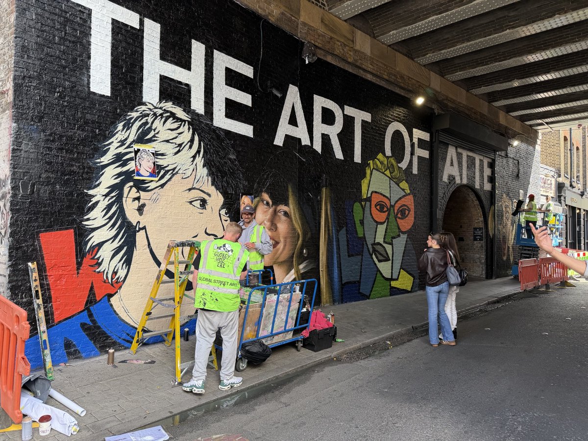QueenElizHigh's tweet photo. Our Year 11 and Year 13 Art students enjoyed an inspiring day in London, experiencing art first-hand and gathering ideas and inspiration for their coursework. https://t.co/UayCRDZaYA