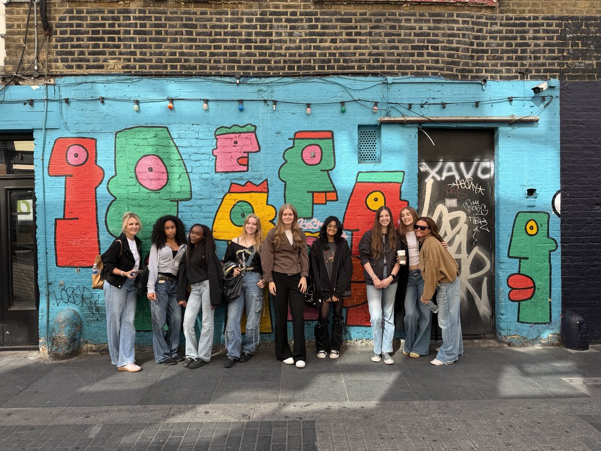 QueenElizHigh's tweet photo. Our Year 11 and Year 13 Art students enjoyed an inspiring day in London, experiencing art first-hand and gathering ideas and inspiration for their coursework. https://t.co/UayCRDZaYA