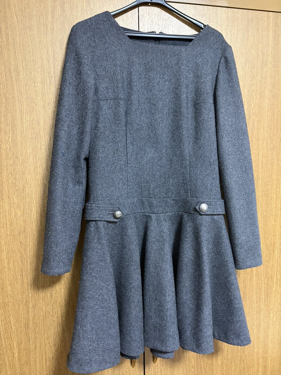 ranntann07's tweet photo. 色違いオフホワイトよりちょっとスクエアネック狭めでと丈が短めで色味や生地、ボタンでかっこいいのをイメージしました

ボタンが1番拘りました
ミル打ちみたいのが入っててビンテージ感のある色味です

既製服のシャツと合わせると急にガーリーになるって作って数年経ってから知ったんです(2枚目) https://t.co/k1QWcMRish