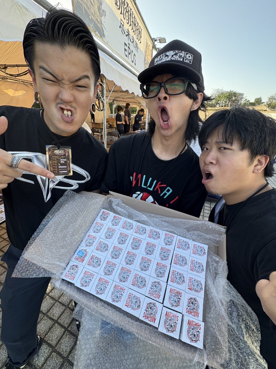 A_I_C_official's tweet photo. このあとZASSO.@大阪城ホールの出口付近でAll I Clacksスペシャルステッカーをメンバー自ら配布してます！裏にQRコードついてます！曲聞けます！みんなもらってくれー！ https://t.co/PwW9ffKoYw