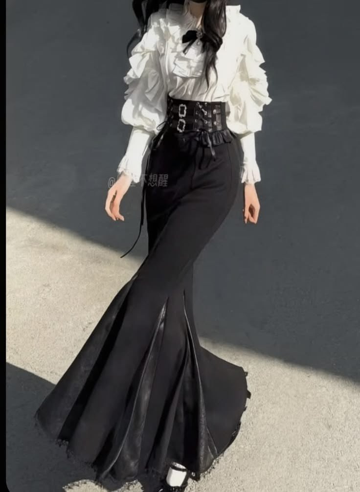 crimsonheirloom's tweet photo. romantic gothic elegance with a little vintage drama https://t.co/SHwb6NfybT