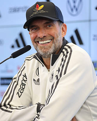 EPLworld's tweet photo. 🚨🚨 

ماينز لم يسبق له أن تأهل إلى البوندسليغا، كلوب قادهم إلى هناك

بوروسيا دورتموند كان قد انتظر قرابة عقد كامل للفوز بلقب البوندسليغا، و16 عامًا للتأهل إلى نهائي دوري أبطال أوروبا

كلوب حقق لقب الدوري مرتين متتاليتين، وقاد دورتموند إلى ويمبلي

ليفربول كان قد انتظر 30 عامًا ليصبح بطلاً لإنجلترا، و14 عامًا للفوز بلقب دوري أبطال أوروبا من جديد، كلوب حقق الأمرين 

والآن، ألمانيا لجأت إليه

12 عامًا دون كأس عالم، و30 عامًا دون لقب اليورو 

كلوب يخوض أكبر تحدٍ في مسيرته، والمهمة واضحة

إعادة ألمانيا إلى قمة كرة القدم العالمية