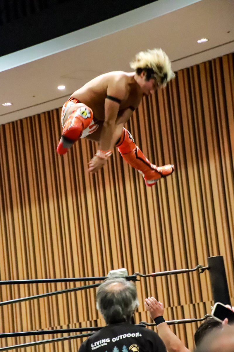 lion_highfly's tweet photo. 26/9/22 #DragonGate 春日部
会場暗すぎて完全に画質終わってるんすけど、じぇにぃの場外へのマッドスプラッシュ？フロッグスプラッシュ？にビックリ。初めて観た気がする
#StormGate2026 #望月ジュニア https://t.co/juruYgDvFN