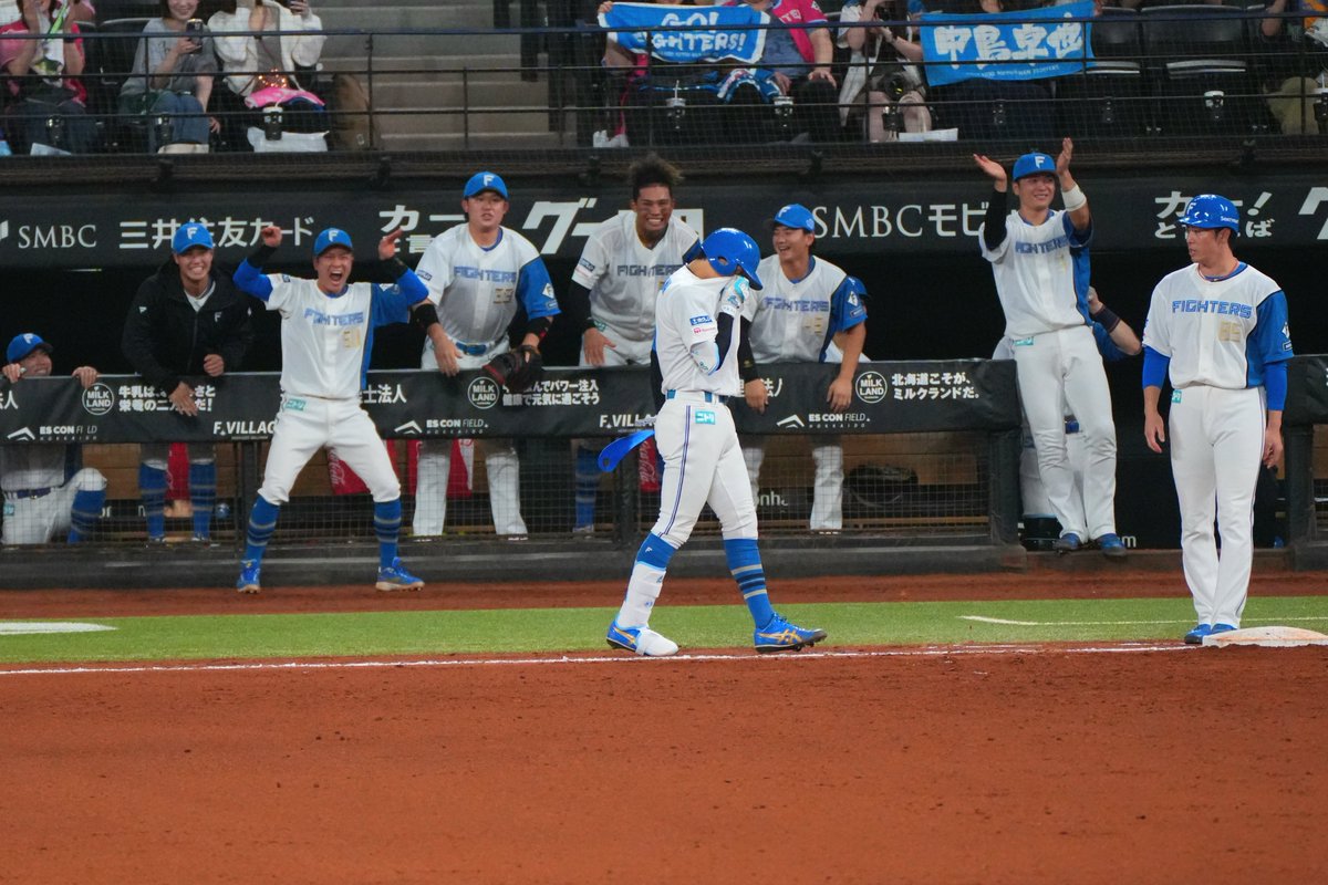 kickfish1130's tweet photo. 終始うるうるしてる卓ちゃんと
終始おどけてるにゃらま
↑泣かないようにしてるんじゃね？ https://t.co/GxzIlyUrTG