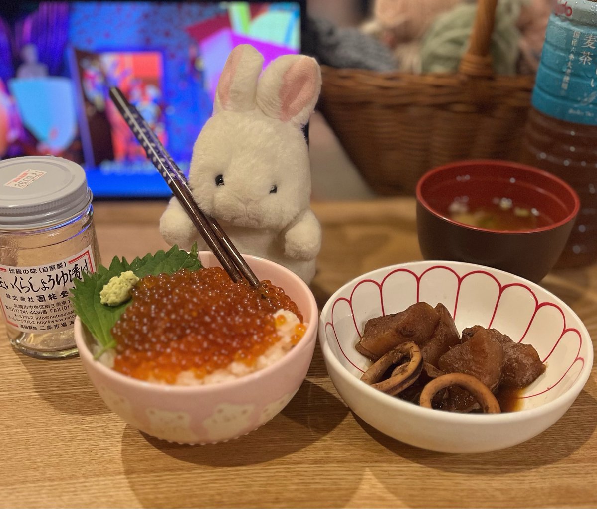 usatan0141's tweet photo. いくら丼、イカ大根だよ。うたたん https://t.co/GWFY95MXAe