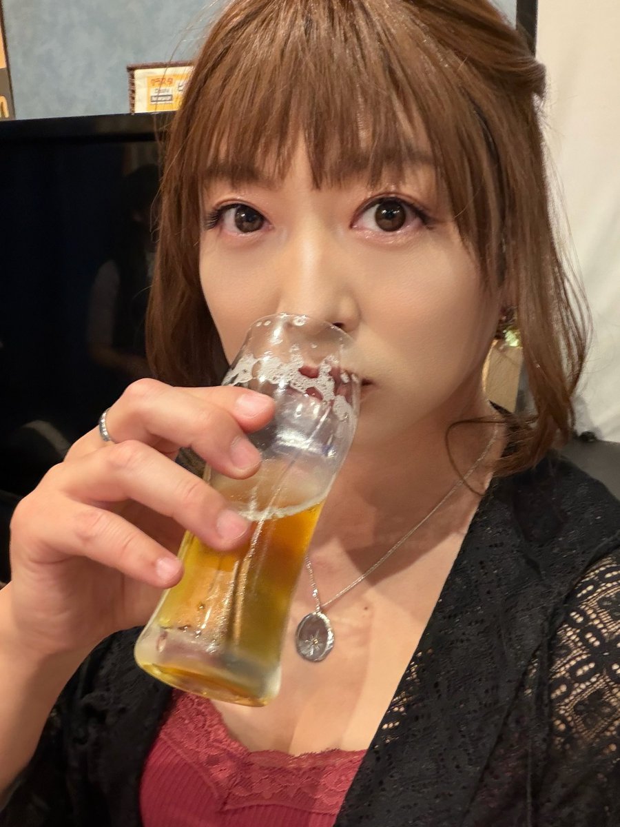 aki_peace_21's tweet photo. お泊まり決定しました🍺💕

車で来たから飲んだら帰れないって、ちゃんと言ったんですけどね😂
マスター曰く「それが狙い」だそうで……
ビールを目の前に出されたらそりゃあ。
まんまと罠にかかりました🤣

さて、泊まる場所どうしましょう。
これは田中さんに責任とってもらおうかな笑

とりあえず今夜は、もう楽しんじゃいます🥰🍺

#国分寺クラスタ #ライブ後 #お泊まり決定 #心乃音あき