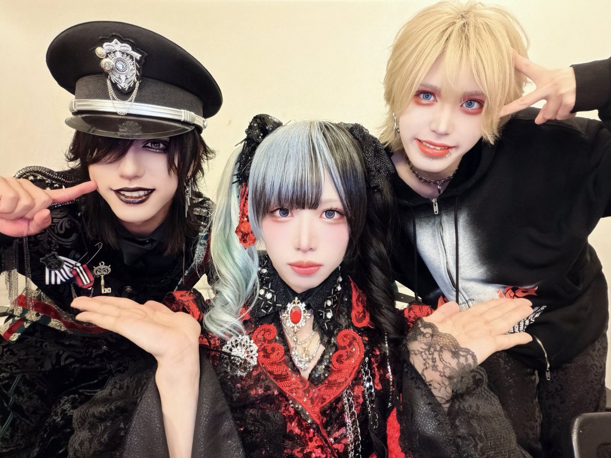 younichijou's tweet photo. 両手にイケメンでーす👐 https://t.co/TX5sCGiOsO