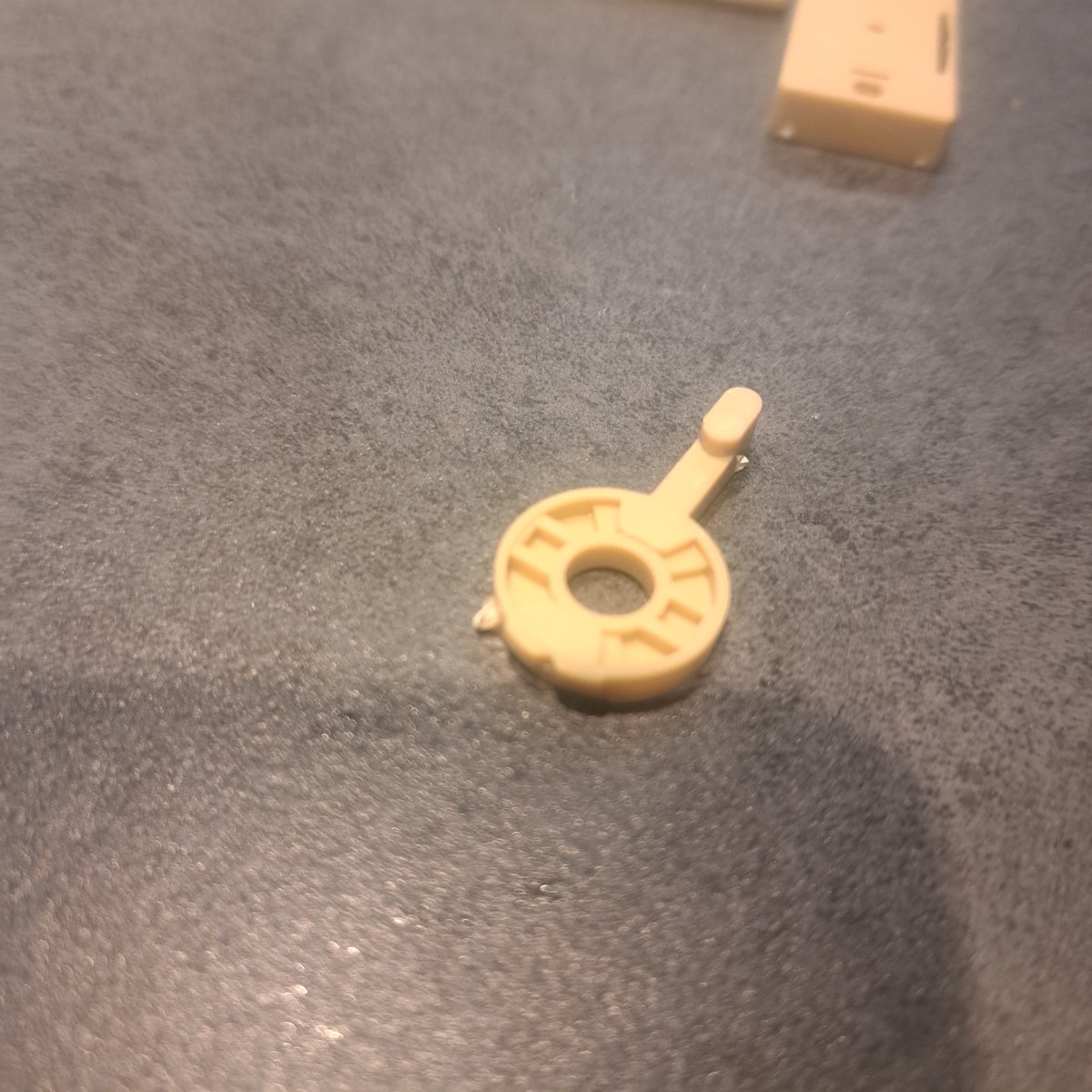 naooo0615's tweet photo. スイッチ部分。操作するスイッチのバリは怪我に、円外周部分のバリは動作不良に。しっかり取りました🎵導通はこんな感じ、ふむふむ。 https://t.co/eoefLx79NE