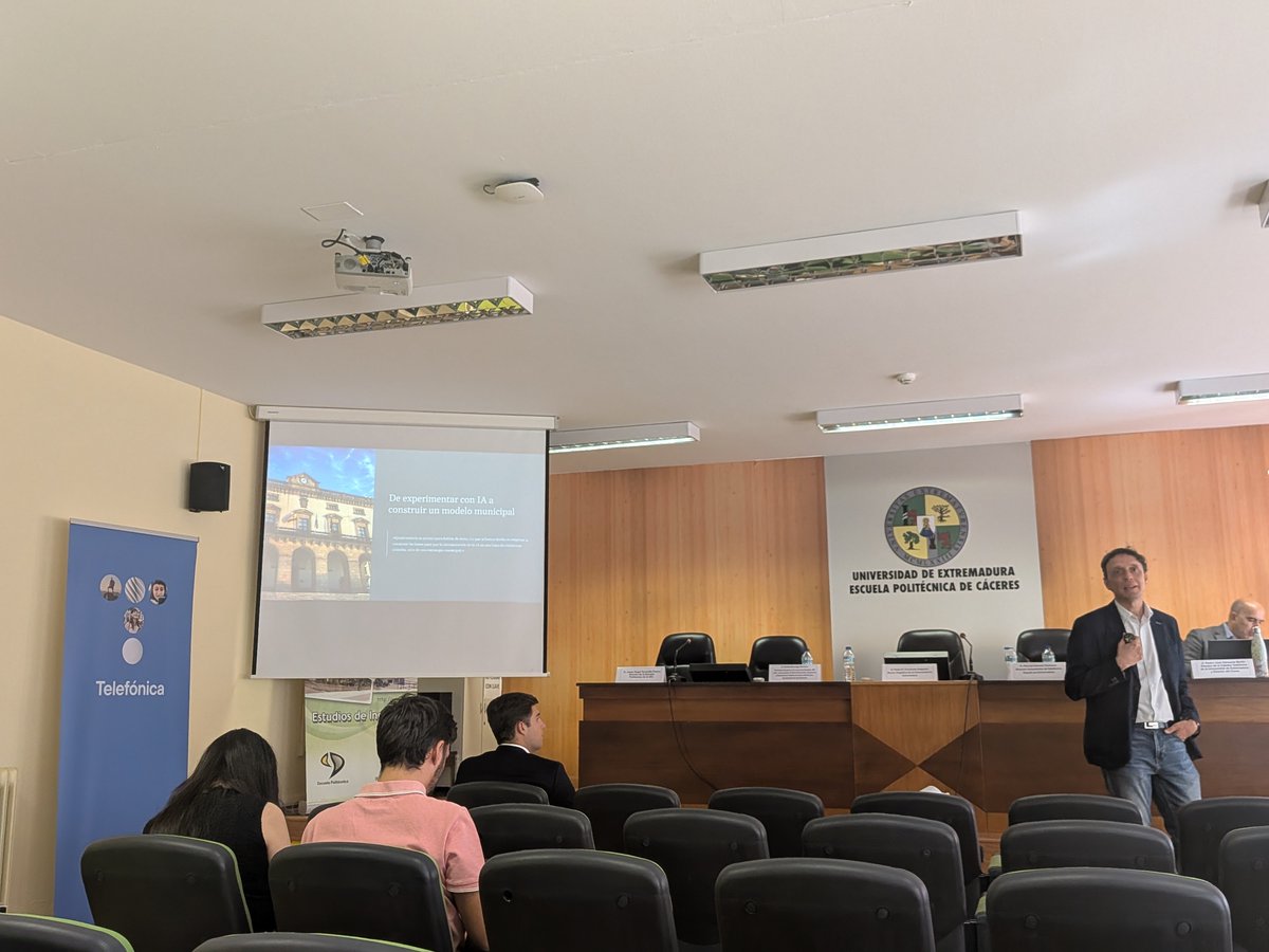 CatedraTEF_UEx's tweet photo. @infouex 🏛️🤖 La #InteligenciaArtificial también abre nuevas oportunidades para transformar la Administración Pública.
Antonio Jesús González Prado, del Ayuntamiento de Cáceres, aborda el marco estratégico para la implantación de la #IA en la administración local.

#CursoDeVeranoUEx https://t.co/imyxCpAnbs