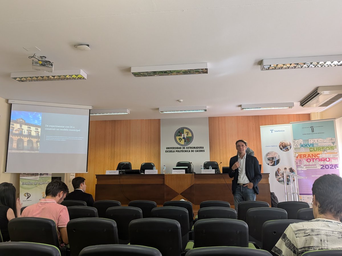 CatedraTEF_UEx's tweet photo. @infouex 🏛️🤖 La #InteligenciaArtificial también abre nuevas oportunidades para transformar la Administración Pública.
Antonio Jesús González Prado, del Ayuntamiento de Cáceres, aborda el marco estratégico para la implantación de la #IA en la administración local.

#CursoDeVeranoUEx https://t.co/imyxCpAnbs