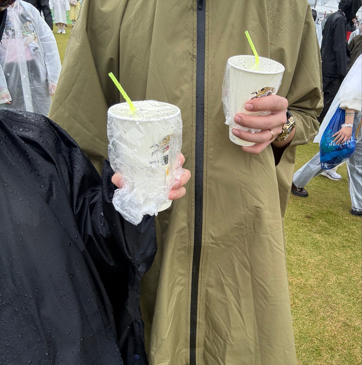 amnos_luv5's tweet photo. ロッキン雨フェスやろうけど、どうしても酒は飲みたい。でも雨水割りは嫌。で試行錯誤の結果……
200円で革命おこした。めっちゃオススメ
店員さん全員に褒められた🤣
ロッキン2日目は台風の為中止でディズニーへ。ポップコーンの上にラップ被せれば雨でも怖くない。

 #ダイソー
  #雨フェス https://t.co/K2dTPyBmf3