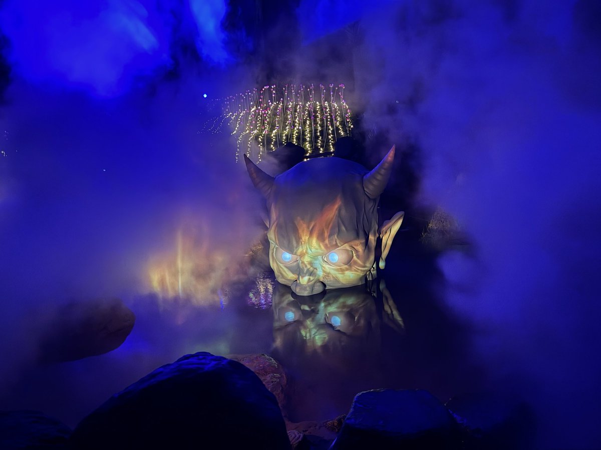 xr56sb2's tweet photo. 夜の海地獄
ライトアップされてた https://t.co/xIkHs4YcLg