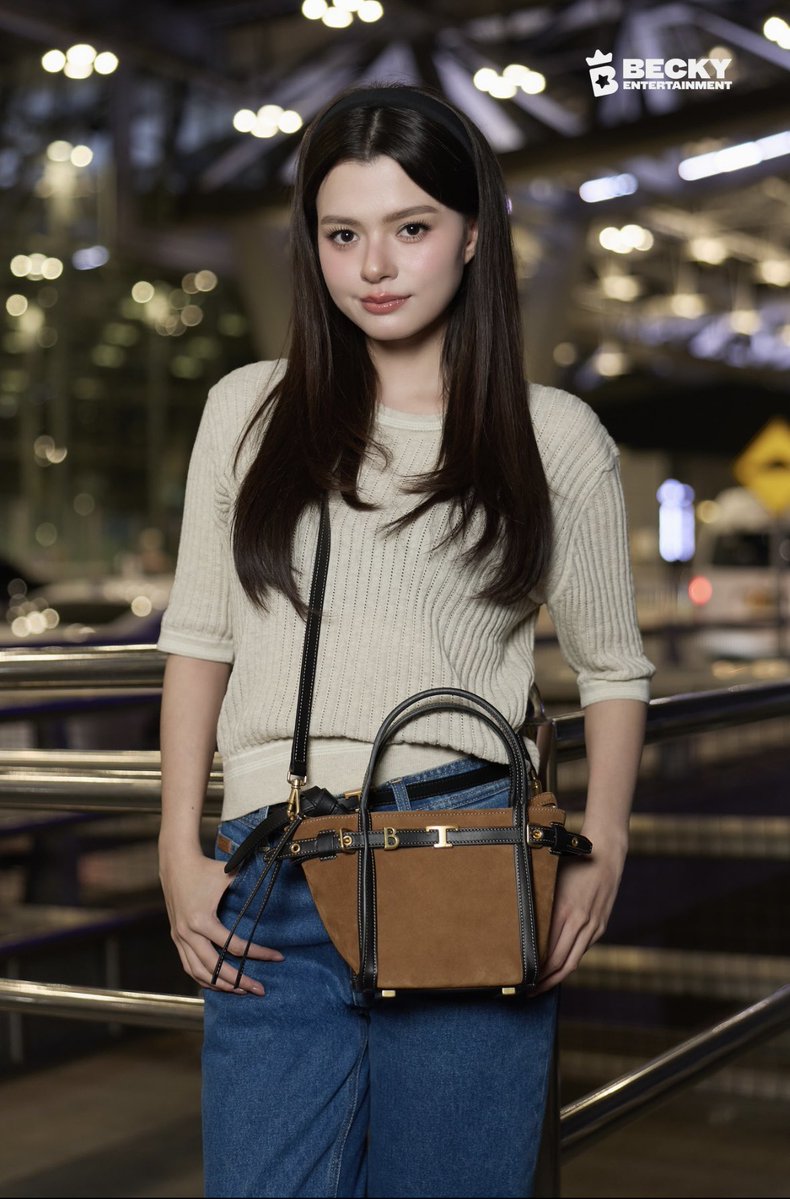 beckyentofc's tweet photo. TOD'S Brand Ambassador Becky Armstrong’s departure for Italy ahead of the TOD’S Spring/Summer 2027 Show during Milan Fashion Week. 🤎

REBECCA FLY TO MFW
#BeckyxMFWTodsSS27 #beckysangels
#BeckyArmstrong #Tods #TodsSS27 #MilanFashionWeek @Tods https://t.co/hlAx0otZS9