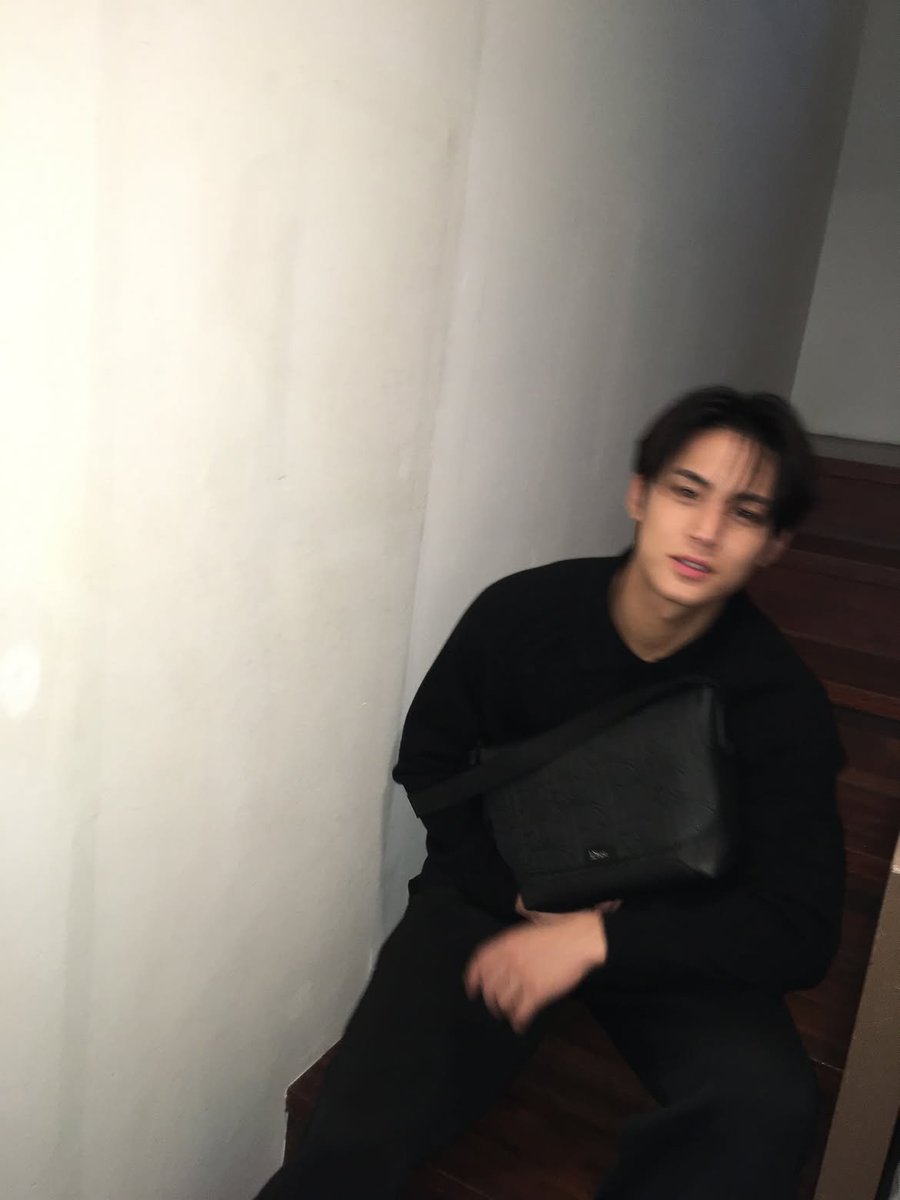 blazvs's tweet photo. Wrapped entirely in the sleek, timeless elegance of head-to-toe black Dior, taking a quiet, peaceful moment to just unwind, breathe, and enjoy the effortless vibe of the day. https://t.co/OVwKtSINNI
