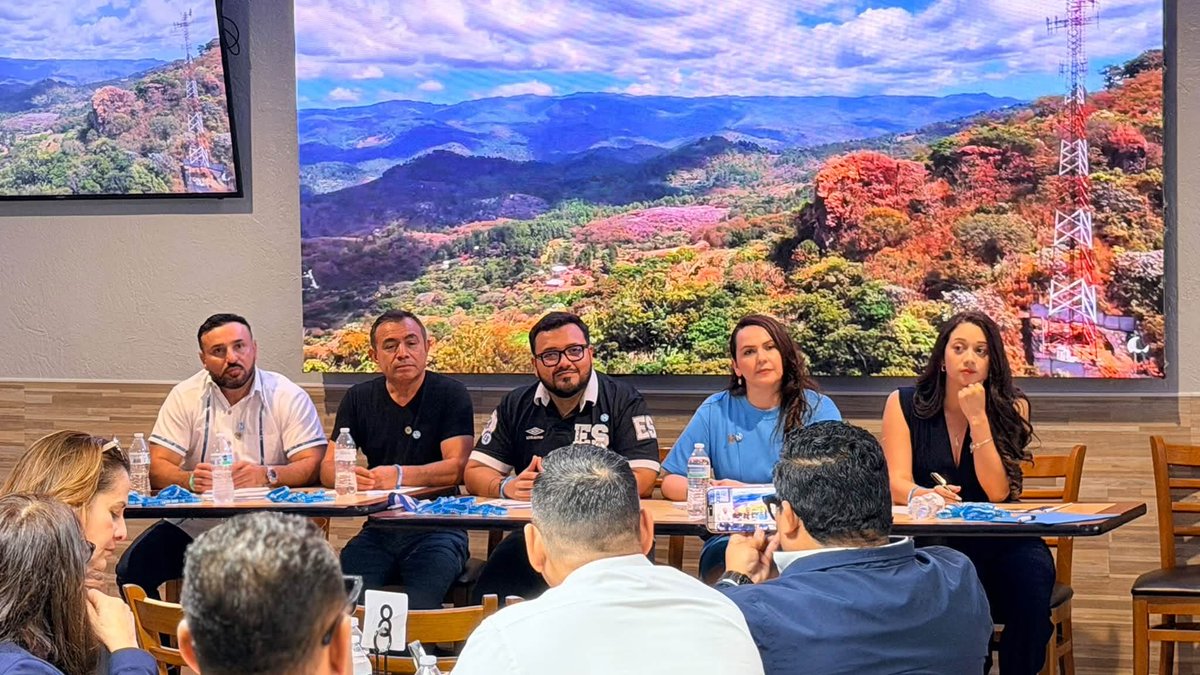 DianaMendozaNI's tweet photo. En Houston compartimos un Conversatorio Comunitario con candidatos a diputados por la diáspora. 🇸🇻

Escuchamos a nuestra comunidad y conversamos sobre su participación y el rumbo de El Salvador bajo la administración del presidente @nayibbukele 🙏🏻🇸🇻 https://t.co/CiiEZ7HzhE