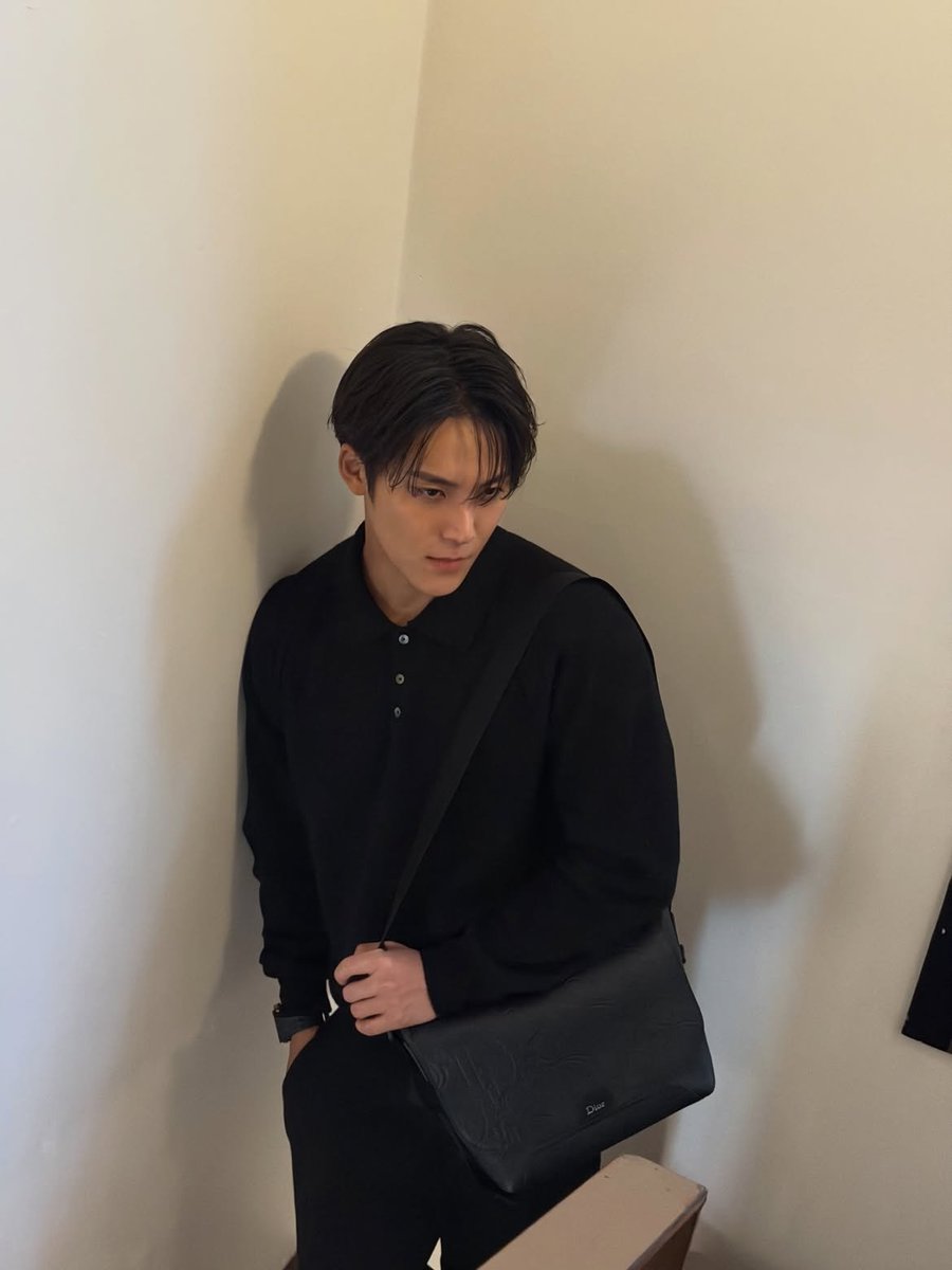 blazvs's tweet photo. Wrapped entirely in the sleek, timeless elegance of head-to-toe black Dior, taking a quiet, peaceful moment to just unwind, breathe, and enjoy the effortless vibe of the day. https://t.co/OVwKtSINNI