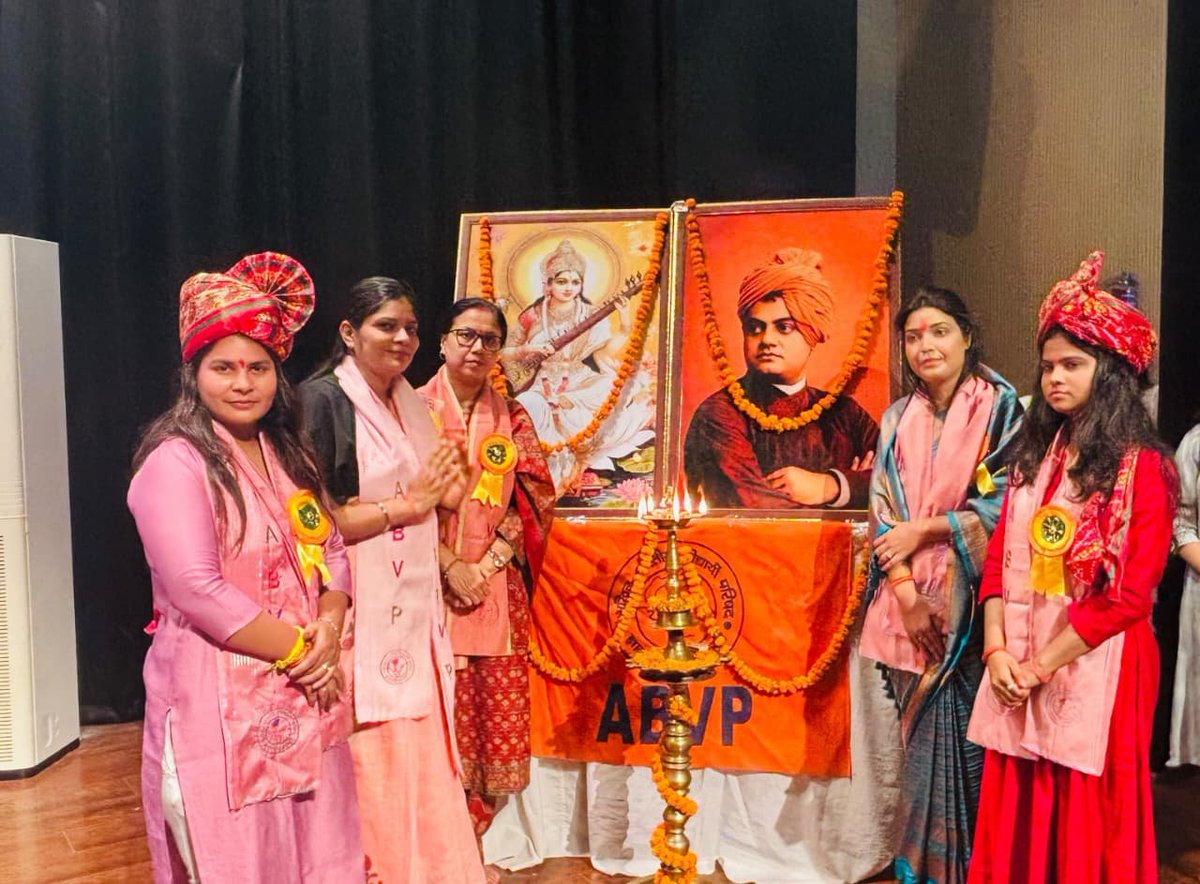 abvpbraj's tweet photo. अखिल भारतीय विद्यार्थी परिषद ब्रज प्रान्त के शाहजहांपुर द्वारा "अग्निशिखा" युवती सम्मेलन का भव्य आयोजन अटल सभागार में किया गया।
युवती सम्मेलन मे जिले से हजारो बहनो ने उत्साह एवं उमंग के साथ सहभागिता की। https://t.co/l1oJtcLuld