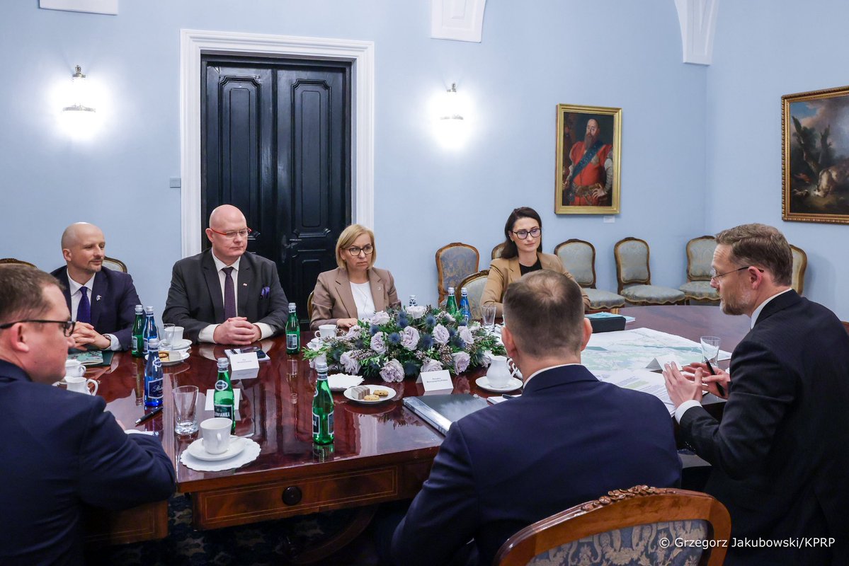 ma_golinska's tweet photo. Ten wpis @hennigkloska to zwykłe łajdactwo!

Osoba, która to pisze siedziała wspólnie z towarzyszącymi jej ministrami M. Dorożałą i M. Gramatyką z Panem prezydentem @NawrockiKn przy jednym stole właśnie w kilkugodzinnej dyskusji o utworzeniu Parku Doliny Dolnej Odry, a teraz wmawia ludziom, że spotkanie trzeba kupić. 
Byłam na tym spotkaniu, reprezentowałam głos przeciwny niż oni wskazując, że ustawa jest źle przygotowana i niebezpieczna dla polskiego interesu. 
Prezydent zdecydował o wecie. 
Stąd ten jad. To zemsta za wynik tej dyskusji i własną słabość.
