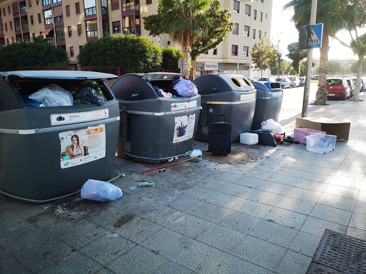 YisusLR34's tweet photo. @aytoalm La mejora de la tasa de basuras a las 17/18.00 en la vega de acá y zona de la cañada. El servicio de limpieza es penoso. https://t.co/P2hul8FdPN