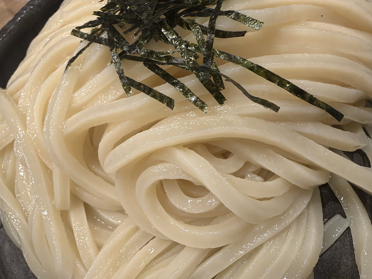 fivecolors_z's tweet photo. 水沢うどんざる大盛り 天ぷらセット。良いコシで美味しゅうございました。40分並びました。 https://t.co/liMfXyvrOy