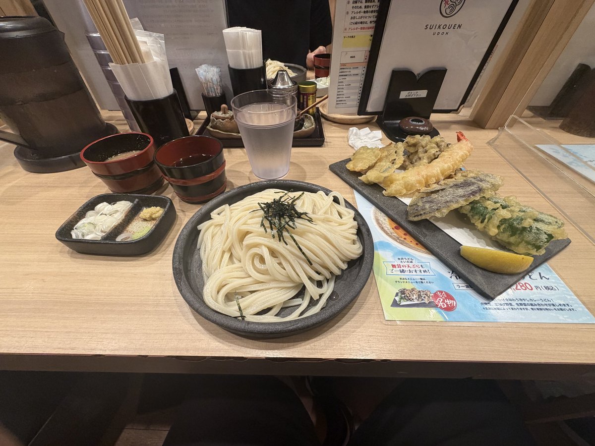 fivecolors_z's tweet photo. 水沢うどんざる大盛り 天ぷらセット。良いコシで美味しゅうございました。40分並びました。 https://t.co/liMfXyvrOy