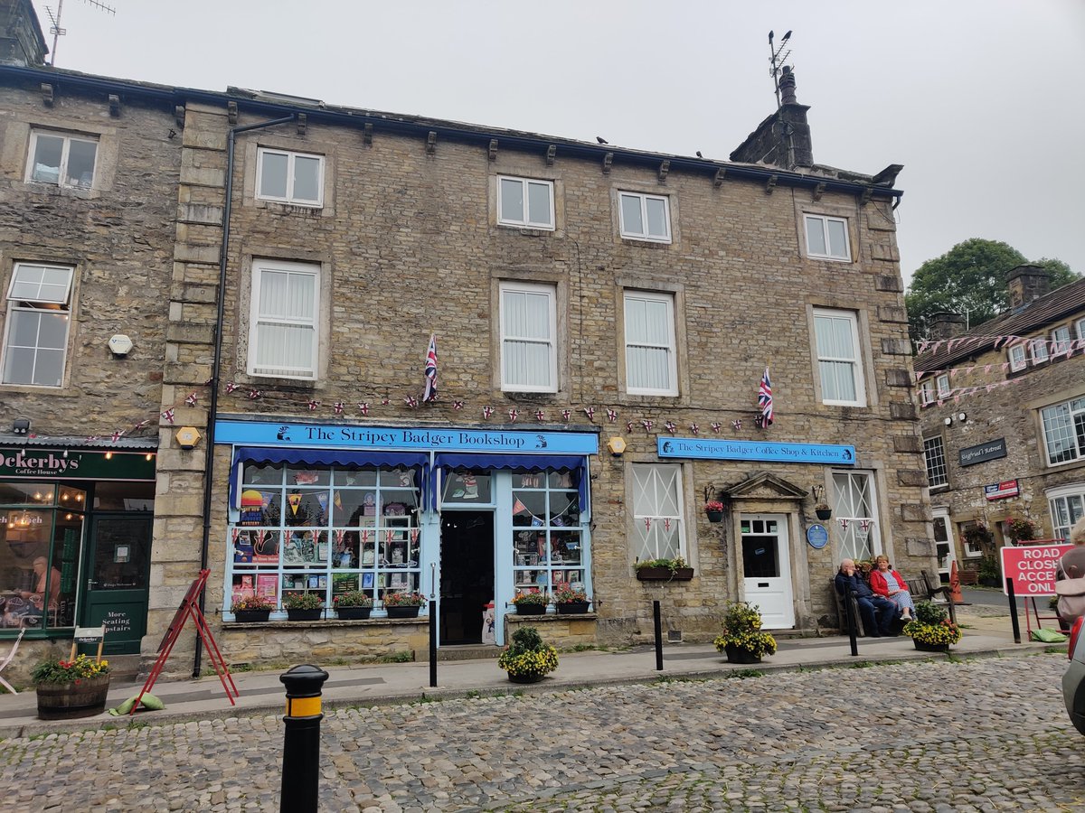 GeekWatson's tweet photo. And a stop at the usual for tea and scones... And more books were purchased. https://t.co/FZcxUa8KKL