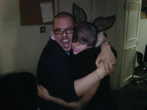thecountessine's tweet photo. lady gaga &amp; alexander mcqueen, 2009 https://t.co/djld93GyhI