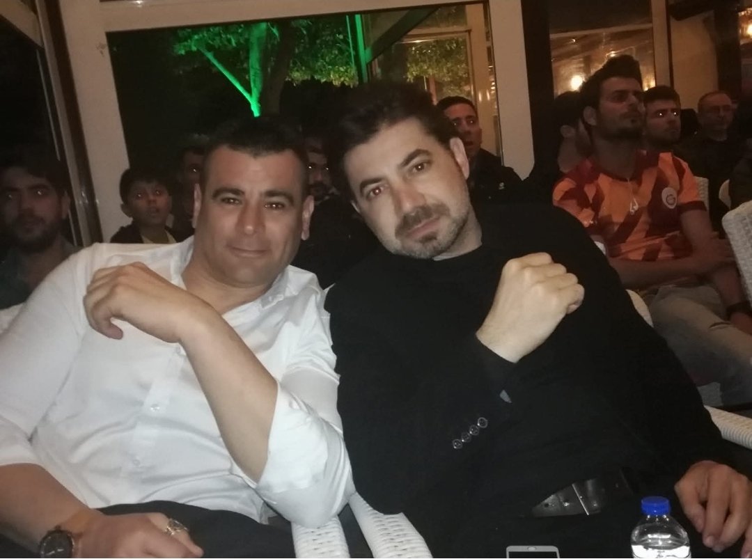 ademyildiz3232's tweet photo. Heyt be. Ne günlerdi. Beşiktaş'ın ve Türk milli takımının futbolcusu Yusuf togac abimle İskenderun'da Galatasaray, Fenerbahçe maçını izlemiştik. Önüme düştü bu resim. Şunu demişti. Farkı actirmazlar. GS, FB arasında 9 puan vardı. Bu maç ya berabere ya Fenerbahçe kazanır. Tecrübe https://t.co/nl3vdeRxuf