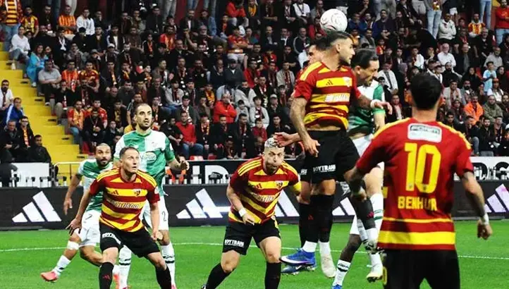 LigRadyo's tweet photo. "Hakkı beraberlik olan maçta 2 puanımız gitti"

Kayserispor Teknik Direktörü Atilla Gerin: "Bursa maçını özetlersek; ilk yarıyı hiç pozisyon vermeden, tamamen istediğimiz gibi bitirdik. Hakem kardeşimiz bizim lehimize verilen penaltının ağır olduğunu düşündüğü için ikinci yarıda bunun etkisinde kaldı. Oyuncularımızın fiziksel kalitesi de henüz tam oturmamıştı, hep beraber yeniydik. Takımda henüz üç haftalık oyuncular falan vardı ve yorulacaklarını biliyordum. Evet, biz tempo olarak düşecektik ama çok basit bir penaltıyla bizi daha da aşağı çektiler. Yani hakkı beraberlik olan maçta iki puanımız gitti diyebilirim."

(Serbest Oyun)

@AtilaGerin