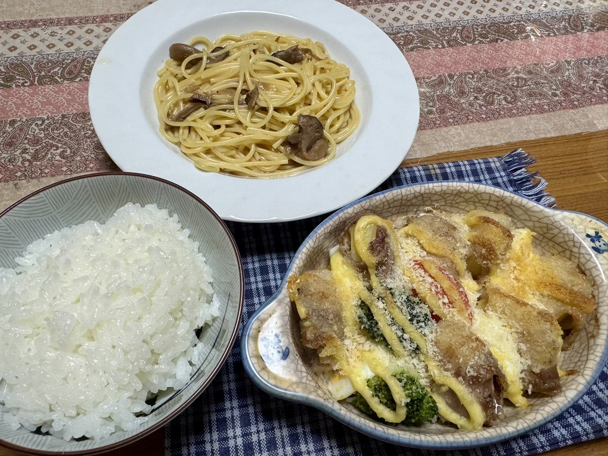 tayu002's tweet photo. 本日の夕食1408
豚肉とじゃがいものパン粉焼き
キノコパスタ https://t.co/HWDupBHeQG
