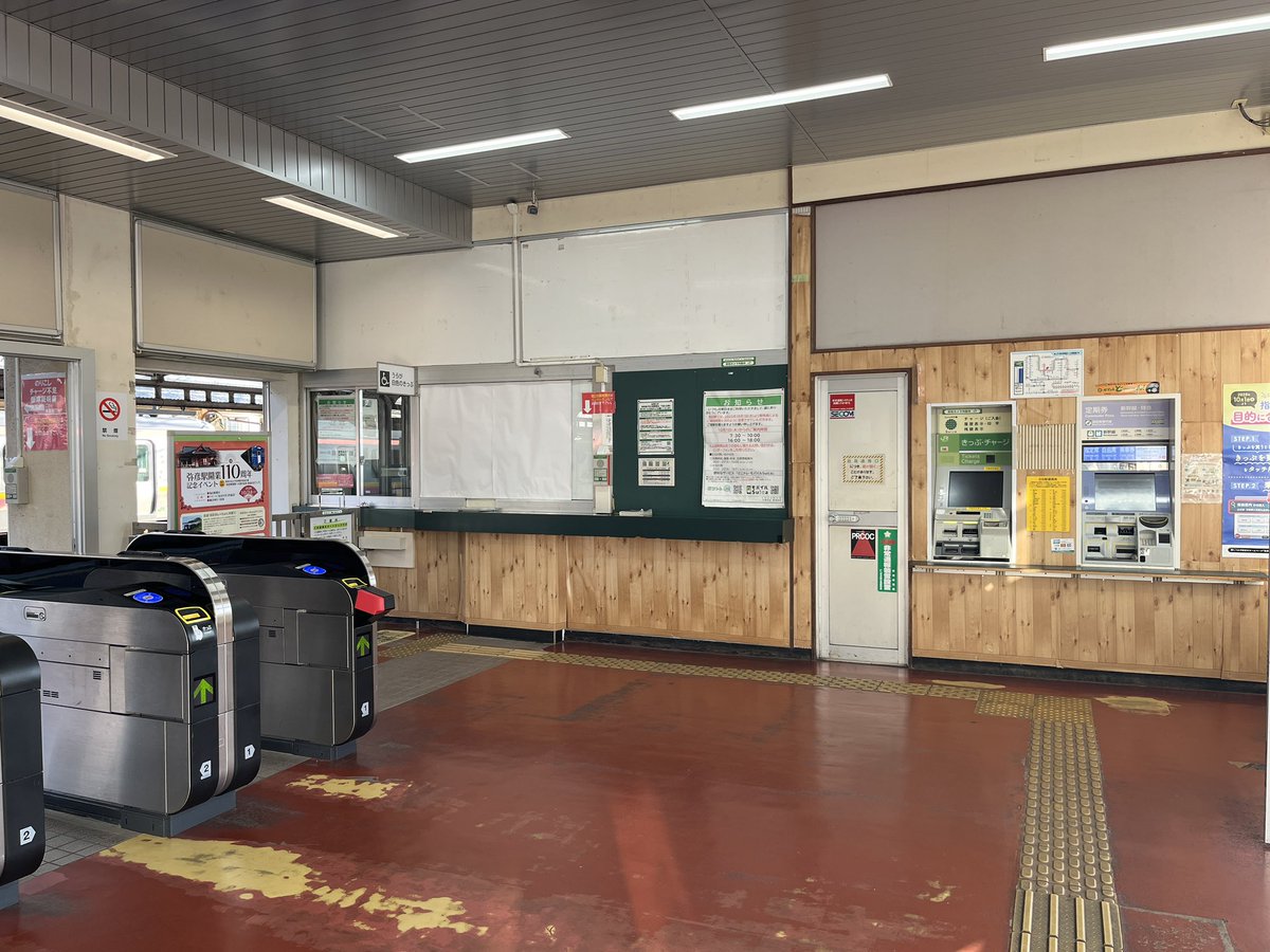 ori8636's tweet photo. 越後線・弥彦線 吉田駅
こちらも、みどりの窓口が閉鎖されました。
現在は指定席券売機(MV50)1台と通常の券売機1台になっています。
一部の時間帯のみ、改札業務を行なっている有人駅です。
夕日で黄金色に輝く駅舎が撮れました。 https://t.co/klRTdEy7kU