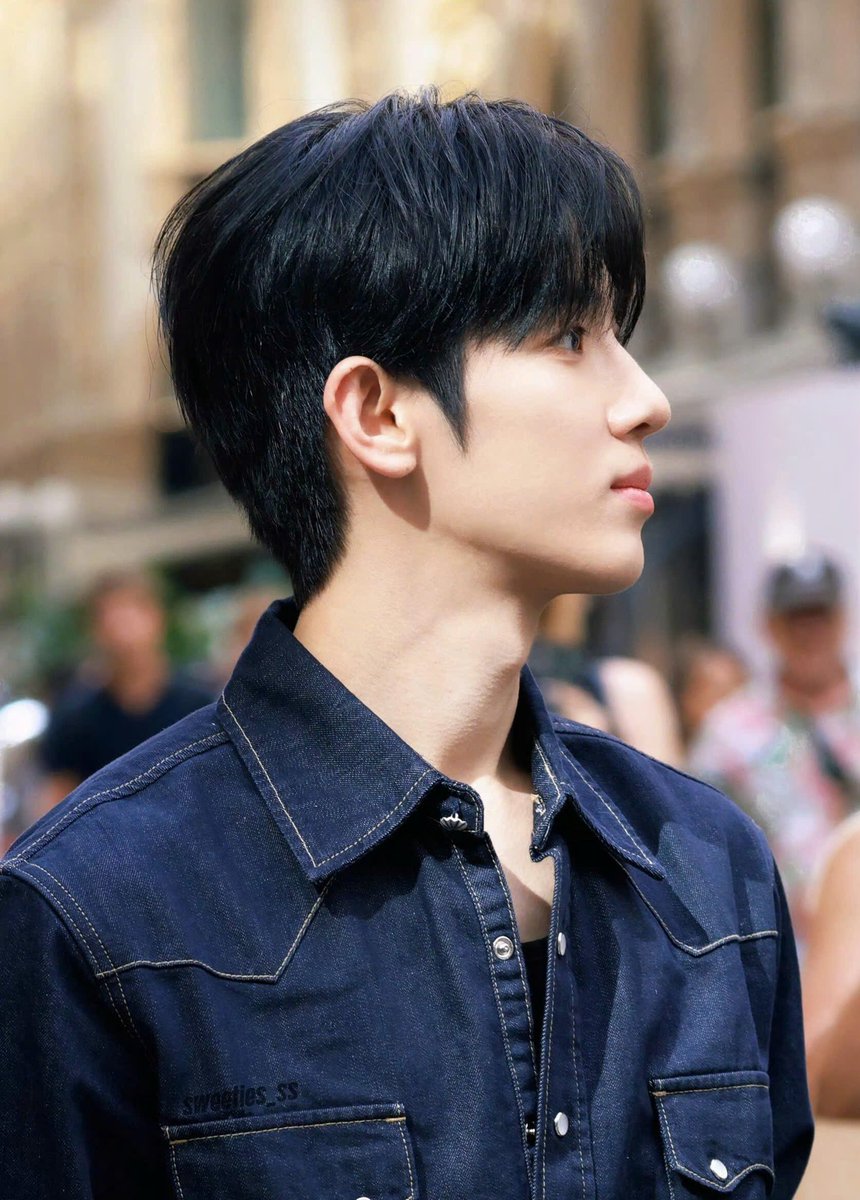 ParkSiwooVN's tweet photo. From Seoul to Milan, Park Siwoo brings a light that is uniquely his own soft, yet radiant enough to capture every gaze. 
Milan shines a little brighter today with Park Siwoo. 🇮🇹💜

Photo: sweeties_ss

#PARKSIWOO #SIWOO_IN_MILANO https://t.co/GE5hY3EjzY