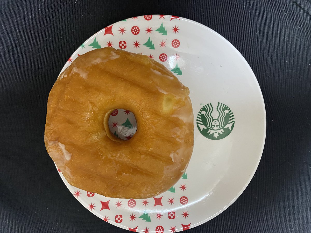 Royroy_0712's tweet photo. いつからあるのかそして、買ったのか貰ったのか忘れてるスタバの皿はドーナツとお菓子専用皿に https://t.co/wU0796VWW5