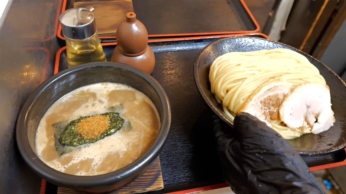 ConsuelaWev3vm's tweet photo. Late-night craving unlocked: a warm bowl of pork bone ramen, steamed gyoza, and a cup of barley tea, all soft enough to soothe every tired muscle. https://t.co/SmvhwcBiHV