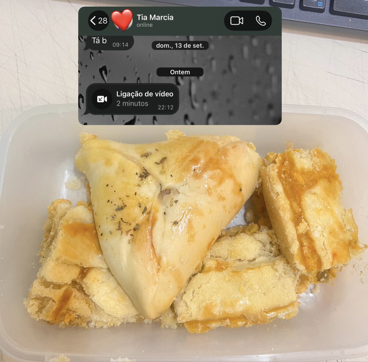 jmayaraaa's tweet photo. Tenha uma tia que faça empada, esfiha e pão e ainda leve pra você às 22h ❤️ https://t.co/lES0tMJMat